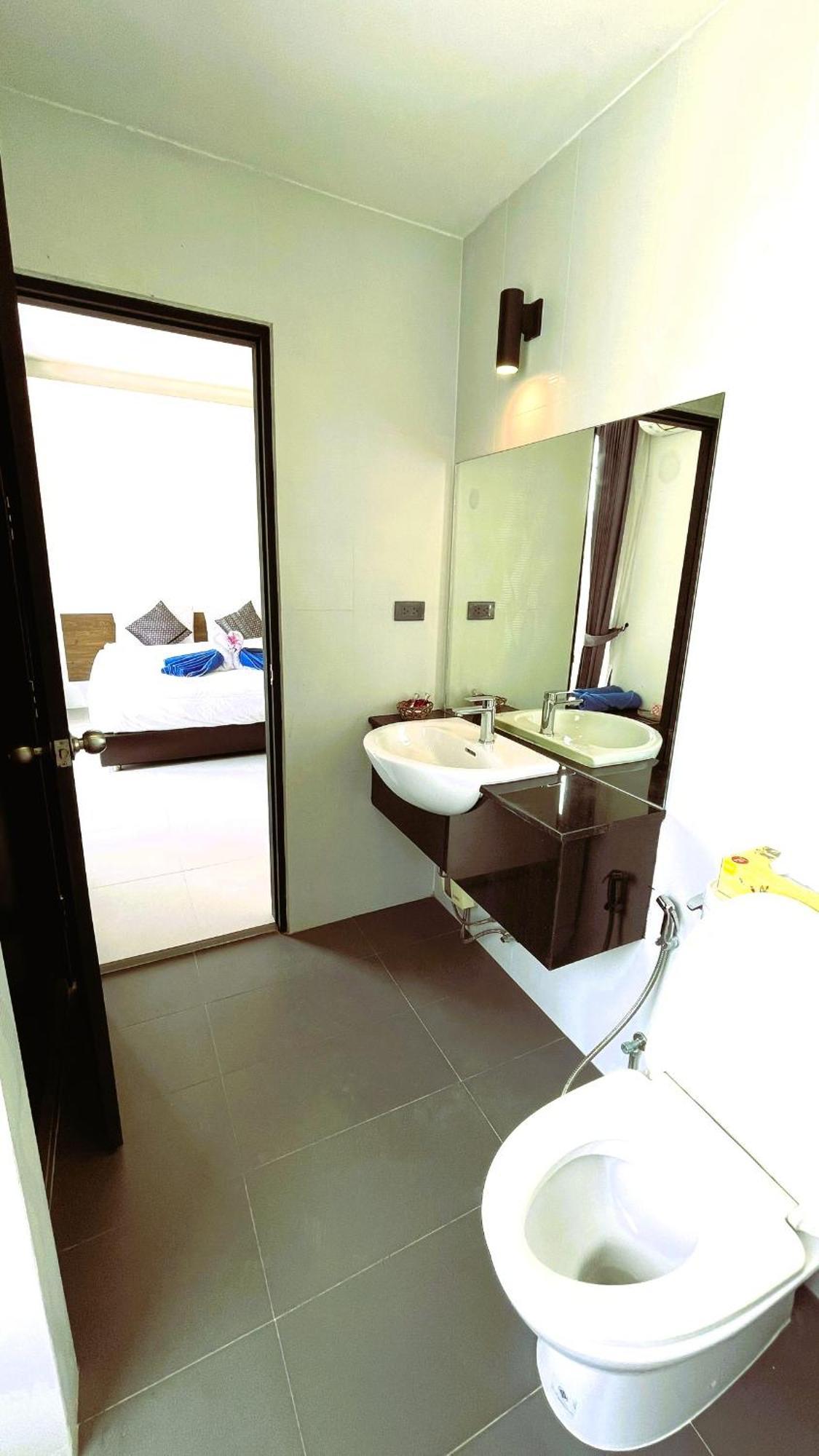 Rockstar Beach Apartments Bang Rak Beach  Buitenkant foto